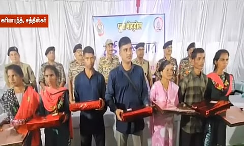 சத்தீஷ்காரில் 7 நக்சல்கள் பாதுகாப்பு படையினரிடம் சரண்