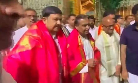 திருப்பதி ஏழுமலையான் கோவிலில் முகேஷ் அம்பானி சாமி தரிசனம்