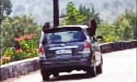 வால்பாறை மலைப்பாதையில் சுற்றுலா பயணிகள் ஆபத்தான பயணம்