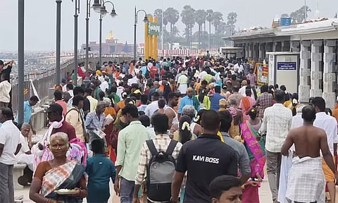 விடுமுறை தினம்: திருச்செந்தூர் சுப்பிரமணிய சுவாமி கோவிலில் குவிந்த பக்தர்கள்