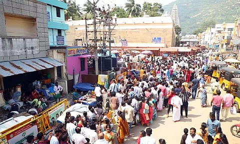 2 கி.மீ. தொலைவுக்கு நீண்ட வரிசை.. திருவண்ணாமலையில் 5 மணி நேரம் காத்திருந்து தரிசனம் செய்த பக்தர்கள்