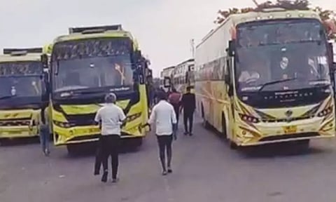 கேரளா செல்லும் தமிழக ஆம்னி பஸ்கள் 2-வது நாளாக எல்லைகளில் நிறுத்தம்