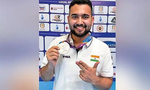 உலக துப்பாக்கிச் சுடுதல்: வெள்ளிப் பதக்கம் வென்ற இந்திய வீரர்