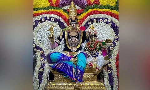 தூத்துக்குடி சிவன் கோவிலில் ஐப்பசி திருக்கல்யாண திருவிழா: வெள்ளி மயில் வாகனத்தில் அம்பாள் வீதி உலா