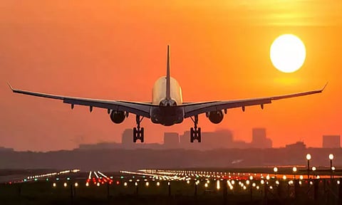 ஊழியர்கள் பற்றாக்குறை எதிரொலி; அமெரிக்காவில் ஒரே நாளில் 2,000-க்கும் மேற்பட்ட விமான சேவைகள் ரத்து