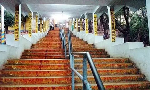 அசைவ உணவு சாப்பிட்ட 2 ஒப்பந்த ஊழியர்கள் பணிநீக்கம் - திருப்பதி தேவஸ்தானம் நடவடிக்கை