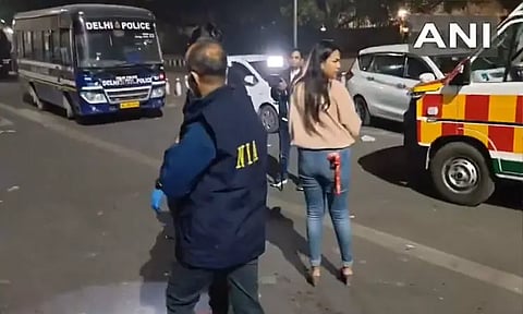 டெல்லியில் கார் வெடிப்பில் 10 பேர் பலி; பயங்கரவாதிகளின் சதிச்செயலா? சிக்கிய 2 பேர்