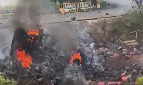 அரியலூரில் பயங்கரம்: லாரி விபத்தில் சிக்கியதில் வெடித்து சிதறிய சிலிண்டர்கள்