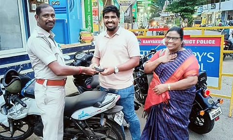 சாலையில் கிடந்த மணிபர்ஸை உரியவரிடம் ஒப்படைத்த போலீஸ் அதிகாரிக்கு பொதுமக்கள் பாராட்டு