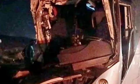 எகிப்து: சுற்றுலா பஸ் மீது லாரி மோதி விபத்து - 2 பேர் பலி