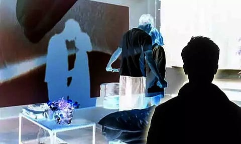 பூட்டிய வீட்டுக்குள் காதலனுடன் தனிமையில் இருந்த மகளை பிடித்து போலீசில் ஒப்படைத்த தந்தை