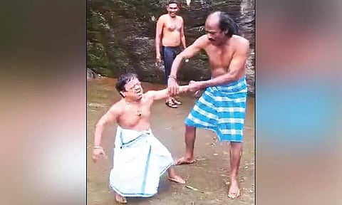 குற்றாலம் மெயின் அருவியில் ரீல்ஸ் வெளியிட்டு நடிகர்கள் முத்துக்காளை, கிங்காங் உற்சாகம்