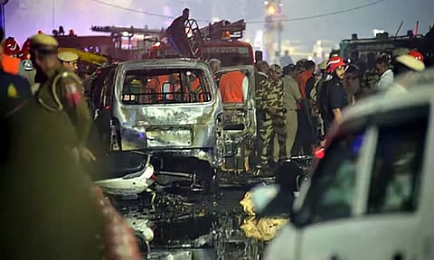 டெல்லி கார் குண்டு வெடிப்பு: 2 கார்களை தேடும் பணி தீவிரம்