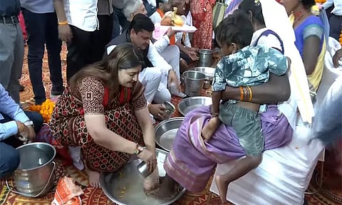 இந்து மதத்திற்கு திரும்பிய 125 பழங்குடியின மக்கள்; கால்களை கழுவி வரவேற்ற பா.ஜ.க. எம்.எல்.ஏ.