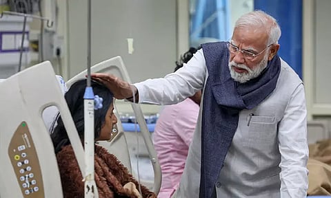 டெல்லி கார் வெடிப்பு; காயமடைந்த நபர்களை மருத்துவமனையின் பின் வாசல் வழியே சென்று சந்தித்து பிரதமர் மோடி ஆறுதல்