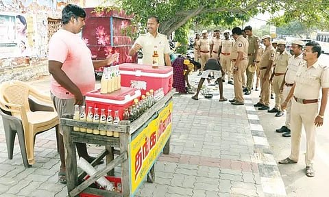திருவண்ணாமலை கிரிவலப்பாதையில் உள்ள நடைபாதை ஆக்கிரமிப்புகள் அகற்றும் பணி தீவிரம்