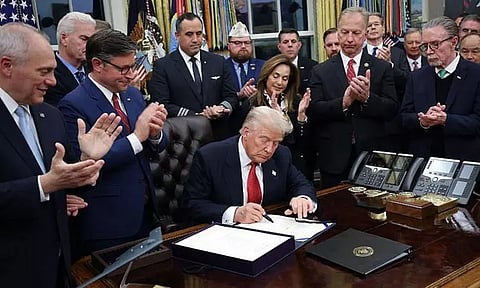 43 நாள் அமெரிக்க அரசு முடக்கம் முடிவுக்கு வந்தது; மசோதாவில் கையெழுத்திட்டார் டிரம்ப்