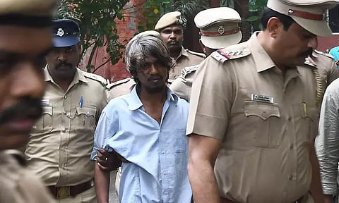 நீதிபதி மீது காலணி வீச முயன்ற ரவுடி கருக்கா வினோத்