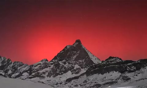 இத்தாலியில் ‘செக்கச் சிவந்த வானம்’ - அரிய நிகழ்வை கண்டுகளித்த மக்கள்