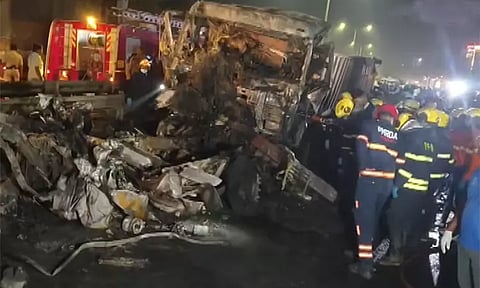 புனேவில் 2 லாரிகள் மோதி கோர விபத்து... நடுவில் சிக்கிய கார் - 8 பேர் உயிரிழப்பு