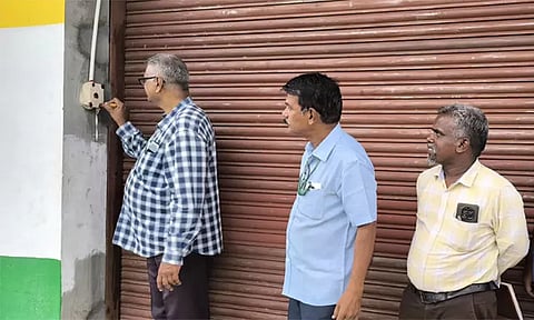 கோவில்பட்டியில் அனுமதியின்றி இயற்கை உரம் பதுக்கல்: குடோனுக்கு சீல் வைத்த வேளாண்மை துறை அதிகாரிகள்