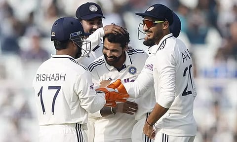 கொல்கத்தா டெஸ்ட்: ஜடேஜா அபாரம்.. தென் ஆப்பிரிக்கா தடுமாற்றம்