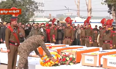 காஷ்மீர் காவல் நிலைய வெடிப்பு சம்பவம்; பலியான 9 பேரின் உடல்களுக்கு அரசு சார்பில் இறுதி மரியாதை