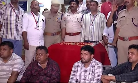 கேரளா: ரெயிலில் பயணியிடமிருந்து ரூ. 50 லட்சம் மதிப்புள்ள நகைகளை திருடிய கும்பல் - 4 பேர் கைது