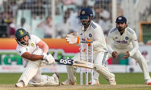 கொல்கத்தா டெஸ்ட்: இந்திய அணிக்கு 124 ரன்கள் இலக்கு நிர்ணயித்த தென் ஆப்பிரிக்கா