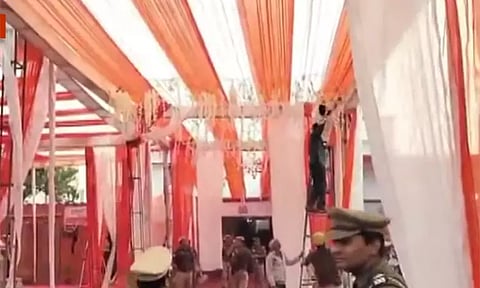 உத்தர பிரதேசத்தில் காவல் நிலையத்தை திருமண மண்டபம் போல் அலங்கரித்த காவலர்கள் - கடிந்து கொண்ட டி.ஐ.ஜி.