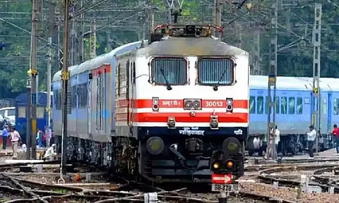 டெல்லி நிஜாமுதீன் எக்ஸ்பிரஸ் ரெயிலுக்கு வெடிகுண்டு மிரட்டல்; பயணிகள் அதிர்ச்சி