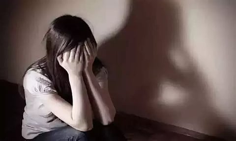 பிறந்தநாளுக்கு கேக் வெட்ட அழைத்த நண்பன்.. நம்பி சென்ற 17 வயது சிறுமிக்கு காத்திருந்த அதிர்ச்சி