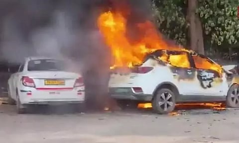 சாலையோரம் நிறுத்தப்பட்டிருந்த மின்சார காரில் பற்றி எரிந்த தீ