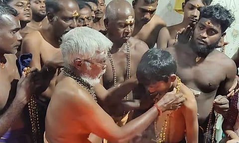 கார்த்திகை 1-ந் தேதி: மாலை அணிந்து விரதத்தை தொடங்கிய அய்யப்ப பக்தர்கள்