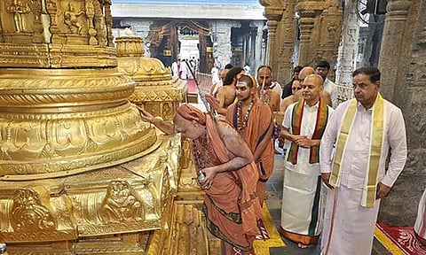 திருப்பதி ஏழுமலையான் கோவிலில் காஞ்சி சங்கராச்சாரியார் சாமி தரிசனம்