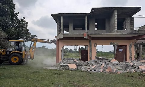 நீலகிரி: யானை வழித்தடத்தில் கட்டப்பட்டிருந்த வீடு இடித்து அகற்றம்