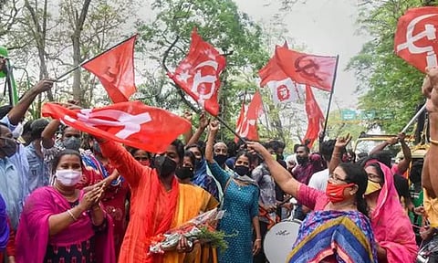 கேரளாவில் அனைவருக்கும் உணவு, வீடு, கல்வி வழங்கப்படும்-ஆளும் கூட்டணி தேர்தல் அறிக்கையில் உறுதி