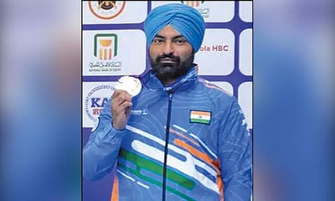 உலக துப்பாக்கி சுடுதல்: வெள்ளிப் பதக்கம் வென்ற இந்திய வீரர்