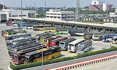 அண்டை மாநிலங்களுக்கு இயக்கும் ஆம்னி பஸ்கள் நிறுத்தம்; ரூ.22 கோடி இழப்பு