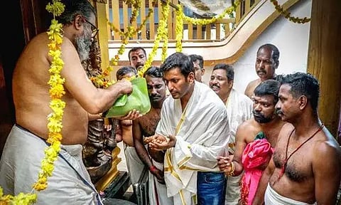 கேரள கோவிலில் நடிகர் விஷால் சாமி தரிசனம்