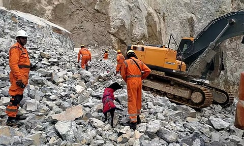 கல்குவாரியில் பாறைகள் சரிந்து விபத்து - 7 பேர் சடலமாக மீட்பு