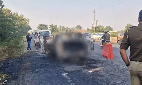 ஆம்புலன்ஸ் தீப்பற்றி எரிந்து கோரவிபத்து: பச்சிளம் குழந்தை உள்பட 4 பேர் பலி