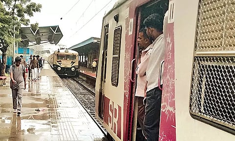 ஒரே தண்டவாளத்தில் நின்ற 2 மின்சார ரெயில்கள்.. சென்னையில் பரபரப்பு