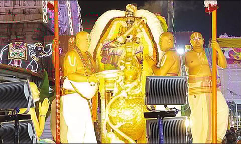 கார்த்திகை பிரம்மோற்சவ விழா 2-ம் நாள்: பெரியசேஷ, ஹம்ச வாகனங்களில் பத்மாவதி தாயார் வீதி உலா