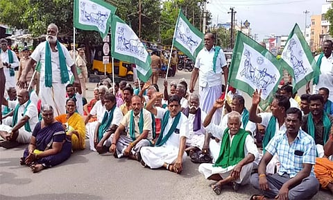 தமிழக அரசு அறிவித்த ரூ.56 கோடி நிவாரண நிதி வழங்க கோரி விவசாயிகள் சாலை மறியல்