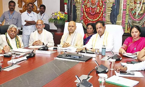 திருப்பதி வைகுண்ட துவார தரிசனம்.. சாதாரண பக்தர்களுக்கு முன்னுரிமை: தேவஸ்தான அவசர கூட்டத்தில் முடிவு