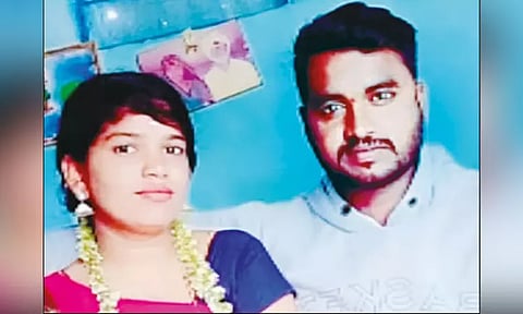 விவாகரத்து கேட்டதால் ஆத்திரம்... காதல் மனைவி, மாமனார், மாமியாரை எரித்து கொல்ல முயன்ற வாலிபர்