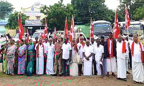 தலித்துகள், பெண்கள் மீதான தாக்குதல்களை தடுத்து நிறுத்த கோரி கம்யூனிஸ்டு கட்சி ஆர்ப்பாட்டம்