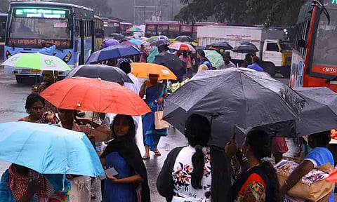 தமிழ்நாட்டில் 10 மாவட்டங்களில் இன்று கனமழைக்கு வாய்ப்பு - வானிலை ஆய்வு மையம் தகவல்