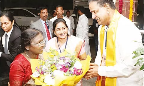 திருச்சானூர் பத்மாவதி தாயார் கோவிலில் ஜனாதிபதி திரவுபதி முர்மு சாமி தரிசனம்